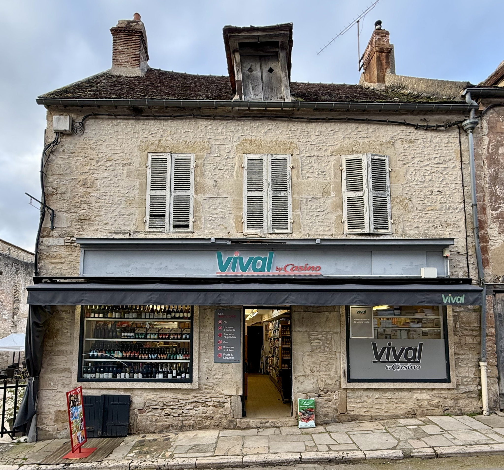 Murs et fonds de commerce supérette avec logement au coeur de