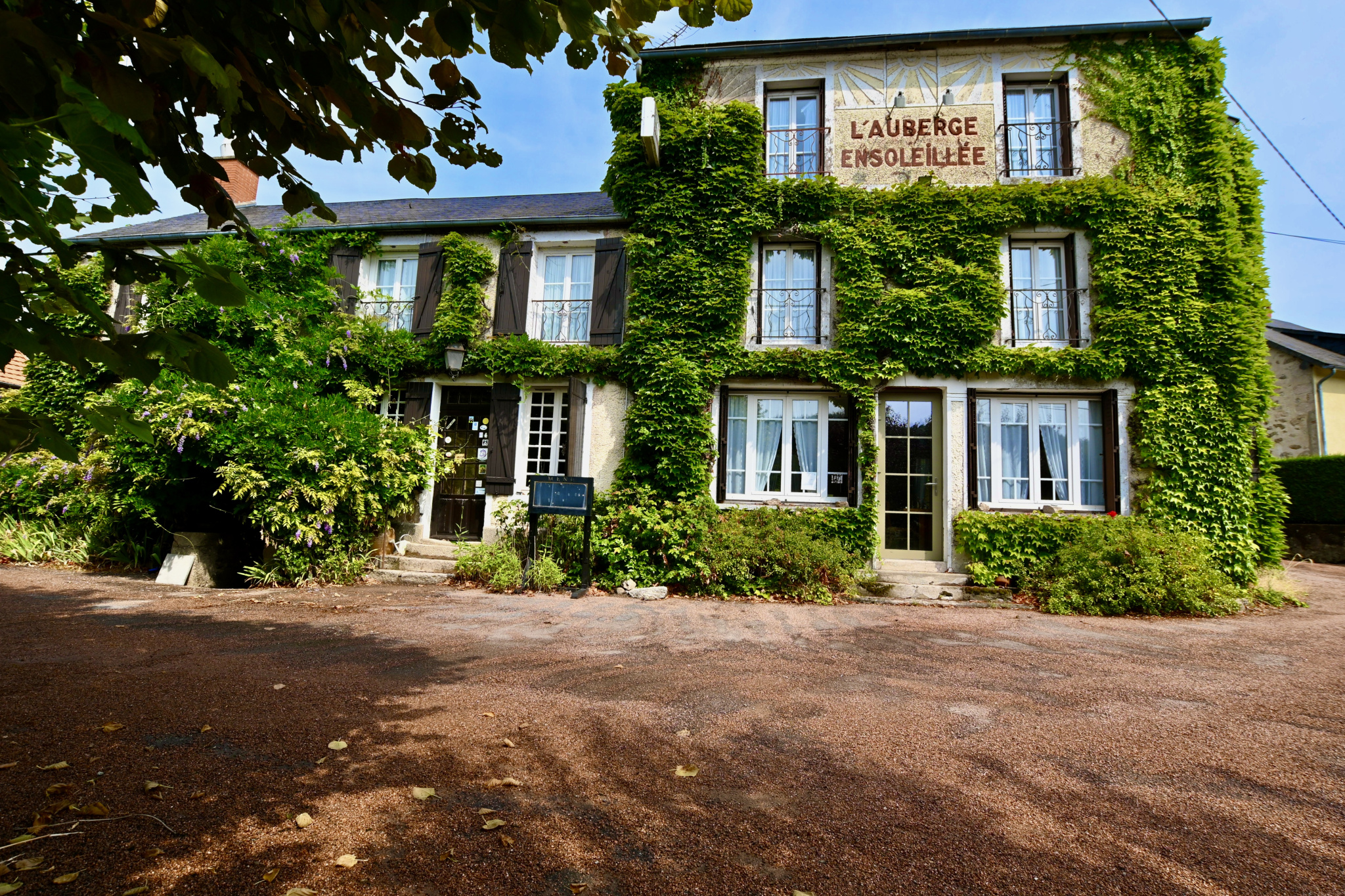 ANCIEN HÔTEL-RESTAURANT, DÉPENDANCES ET TERRAIN