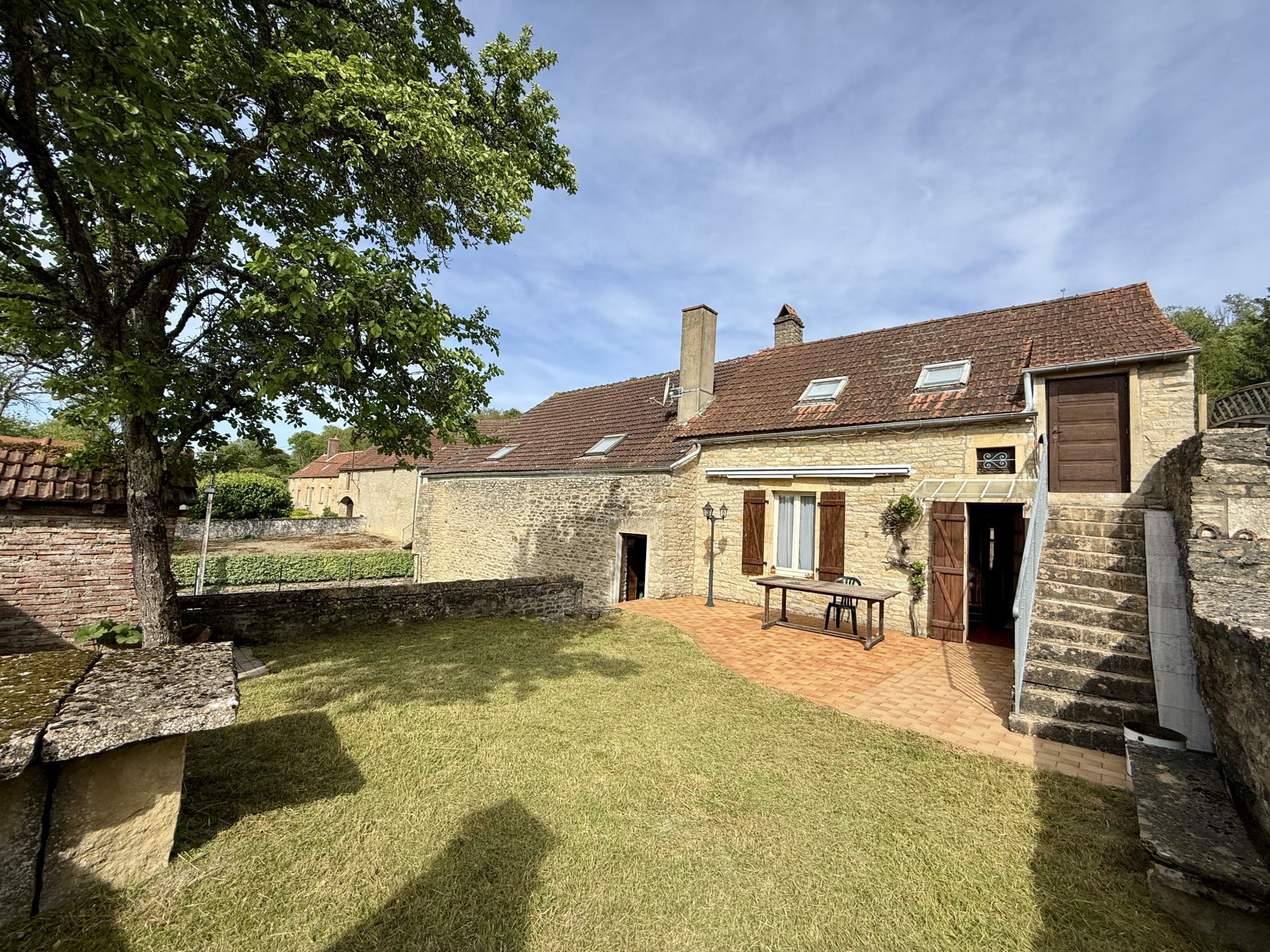 Maison familiale de charme avec jardin et grand garage