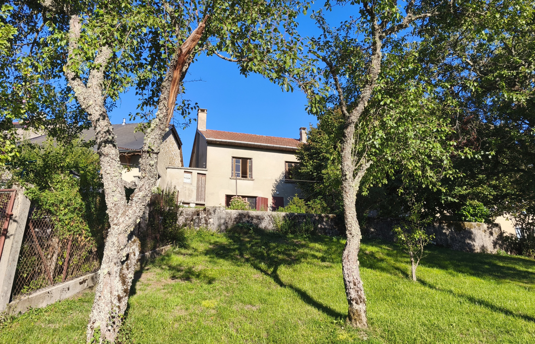 Maison en pierre avec terrain de 2100m2