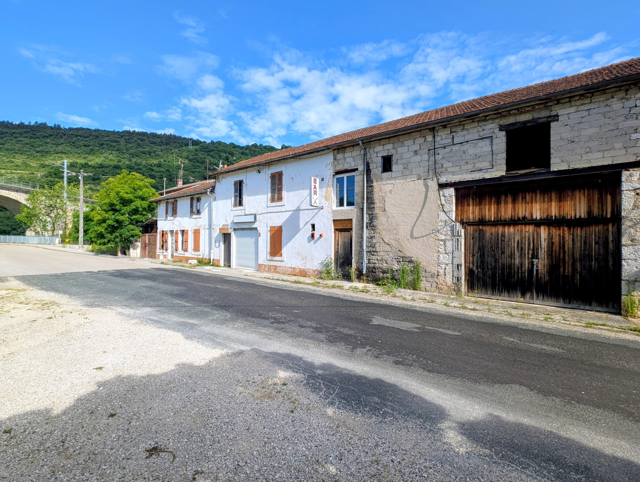 Tènement immobilier à rénover en bordure de la rivière d'Ain