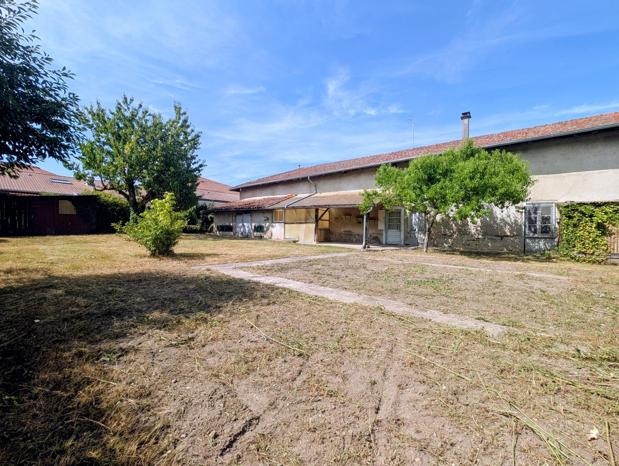 Maison de village à rénover avec grand terrain