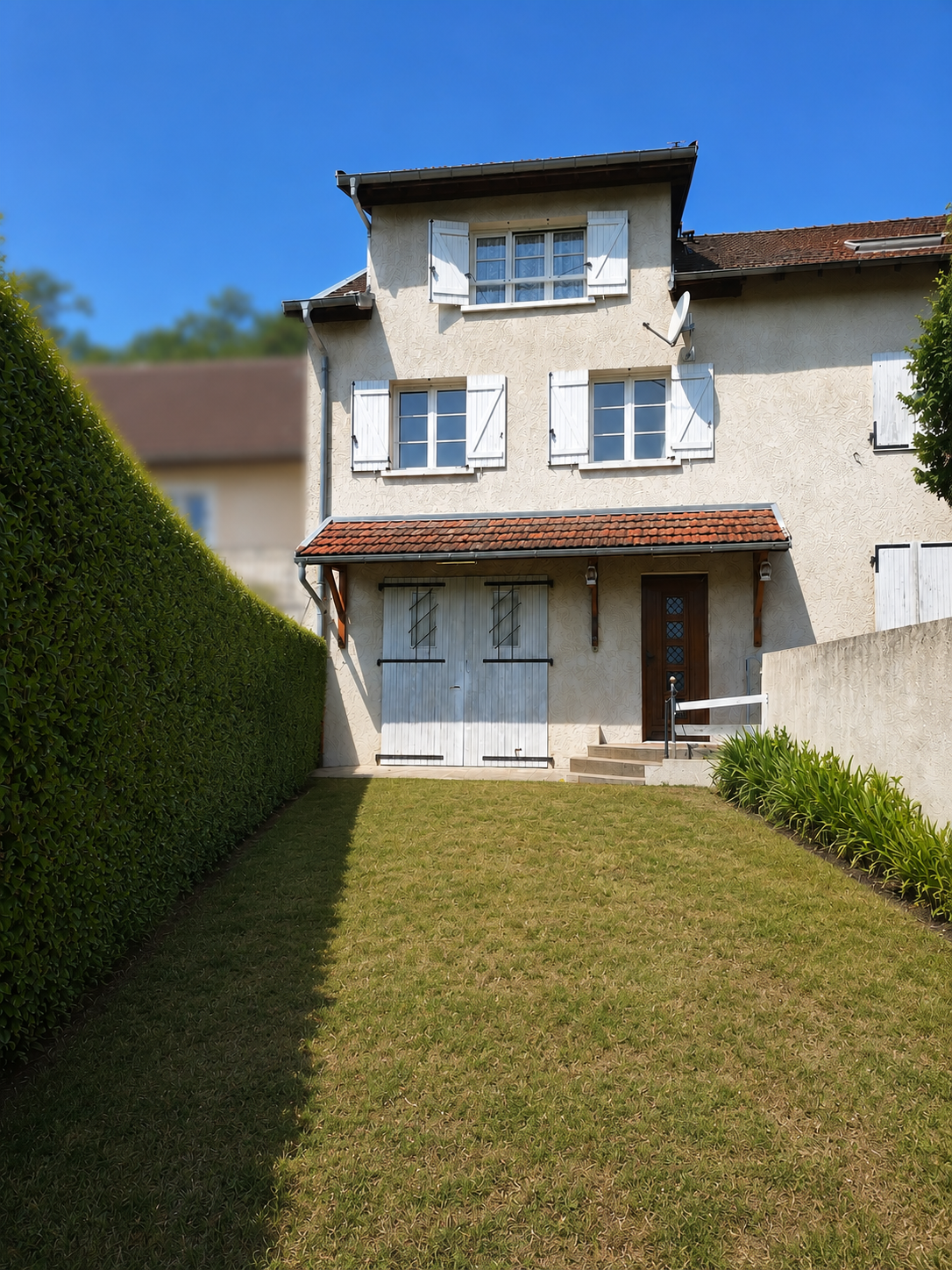 Maison de village avec terrain plat de 500 m2 environ .