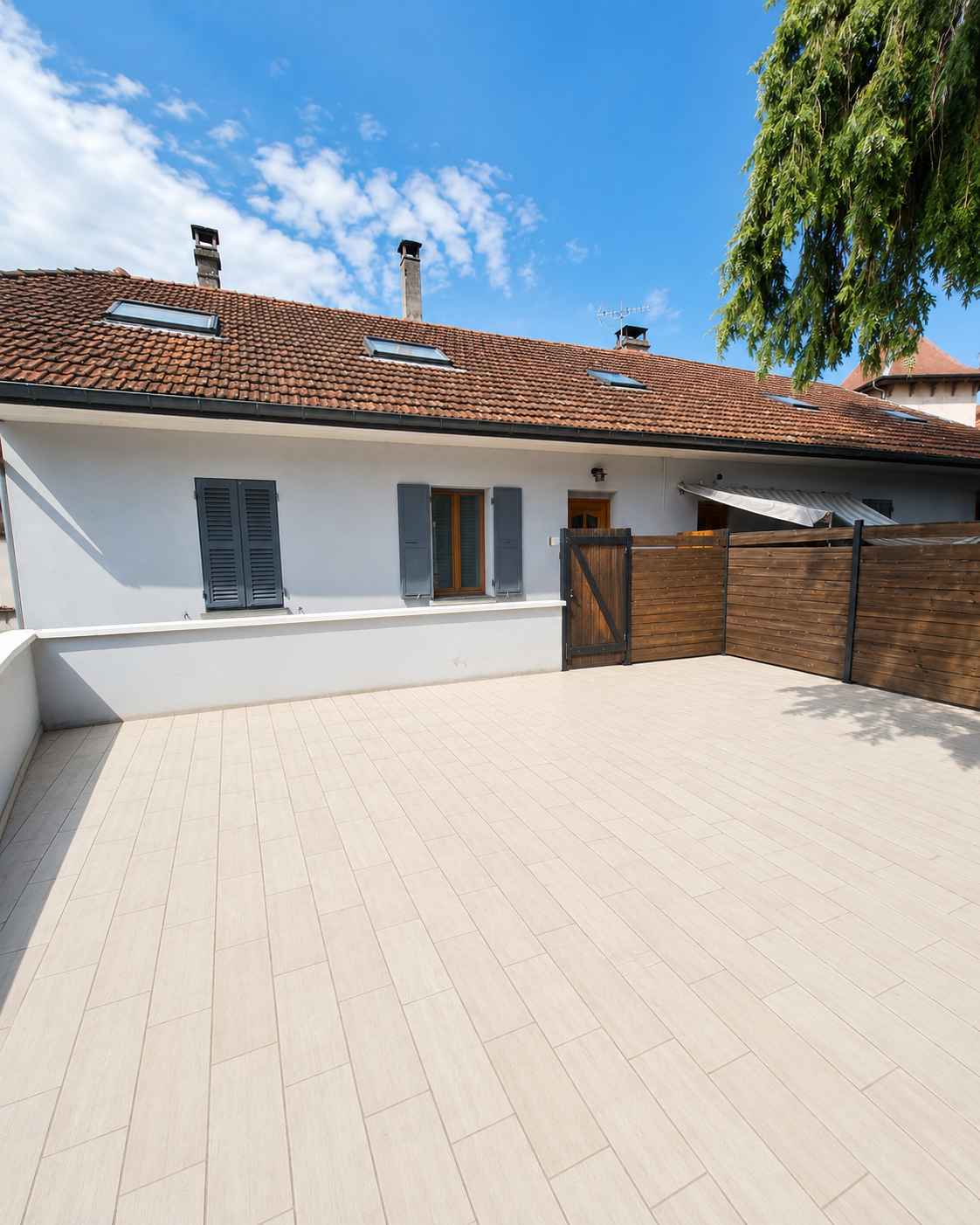 Duplex bon état , avec terrasse de 36 m2 .